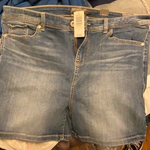 Torrid size 16 midfit shorts